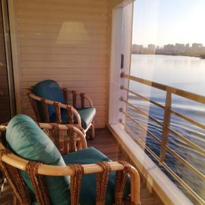 Balkón nebo terasa v ubytování Nile Cruise 3 nights From Aswan to Luxor Every Friday, Monday and Wednesday with tours