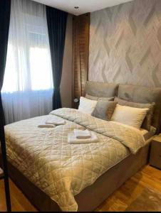 Una cama o camas en una habitación de Modern Mountain II - Apartment 25