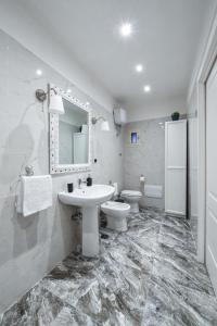A bathroom at ROSAROLL 57 Még 9 kép
