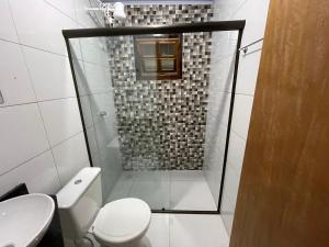 W łazience znajduje się prysznic, toaleta i umywalka. w obiekcie Casa 4 Estações w mieście Lima Duarte