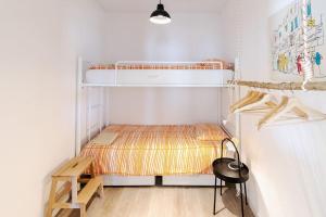 a small room with a bunk bed and a table at Casa Levante in Sagres