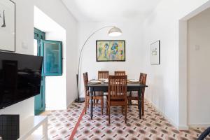 a dining room with a table and chairs at Casa Levante in Sagres