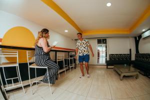 Uma área de estar em Viajero San Andres Hostel
