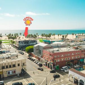 洛杉磯的住宿－Samesun Venice Beach Hotel & Hostel，城市与海滩的空中景观