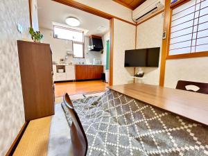旅籠屋ゆいまーるにあるテレビまたはエンターテインメントセンター