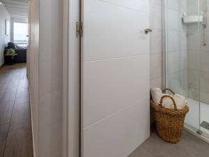 - Baño con ducha y cesta de toallas en Just Oliver Holidays - Paradis Playa Seafront en La Pineda