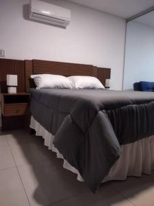 Ένα ή περισσότερα κρεβάτια σε δωμάτιο στο Monoambiente en Equipetrol
