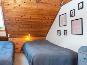 1 dormitorio con 2 camas y techo de madera en Holiday home Rømø CXXV en Rømø Kirkeby