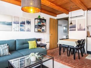 a living room with a couch and a table at Holiday home Rømø CXXV in Rømø Kirkeby