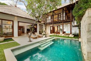 Bazén v ubytování Jimbaran Beach Villas by Nakula nebo v jeho okolí