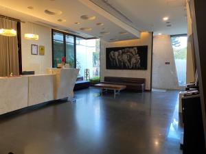 sala de estar con sofá y mesa en The Galerie Hotel, en Taichung