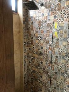 a bathroom with a shower with a tile wall at APTO 102 EN "ABADIA de TOMINE" in Guatavita