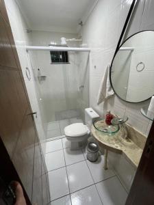 y baño con aseo, lavabo y espejo. en Casa para Show Rural Flat Sobrado, en Cascavel