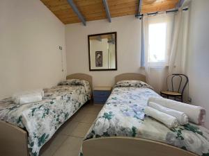 um quarto com 2 camas e um espelho em Camping Flintstones Park em Cava dʼAliga