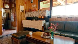 ein Wohnzimmer mit einem Sofa und einem Tisch in der Unterkunft Washi Studio Kamikoya in Yusuhara