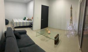 sala de estar con sofá y torre eiffel en Suite’s Pool, en Yelateni