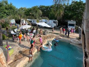 Bassenget på eller i nærheten av Camping Flintstones Park