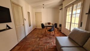 sala de estar con mesa y sofá en Balcones del Este en Córdoba