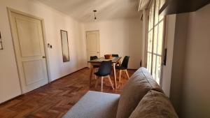 哥多華的住宿－Balcones del Este，客厅配有沙发和桌椅