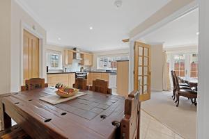 cocina y comedor con mesa de madera en Taigh d'Luxe en Inverness