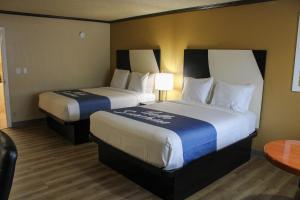 Postel nebo postele na pokoji v ubytování Days Inn by Wyndham Bend
