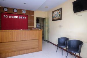 a waiting room with two chairs in a hospital at RedDoorz @ Pengayoman Panakkukang 2 in Makassar