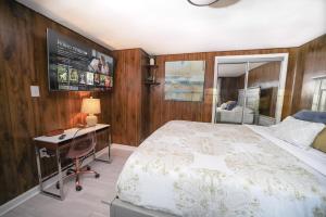 een slaapkamer met een bed en een bureau bij Infinity MountView House 