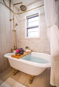 een badkamer met een wit bad en een raam bij Infinity MountView House 