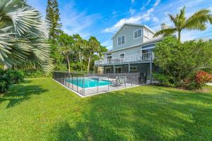 een groot huis met een zwembad in de tuin bij Enjoy a stress free vacation at this 3BR paradise in Sarasota
