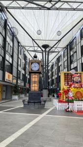 une horloge au milieu d'un bâtiment dans l'établissement Only You Boutique Hotel Centrum Cameron Highlands, à Brinchang