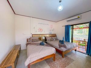 Postel nebo postele na pokoji v ubytování เชียงคานพาราไดร์รีสอร์ท&มีตติ้ง