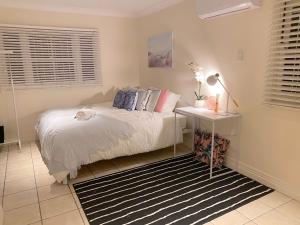 Katil atau katil-katil dalam bilik di Cosy Haven For Females Only or Females & Child/ren