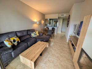 een woonkamer met een bank en een tafel bij Destino Deluxe Valle del Este Vera in Vera