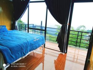 a bedroom with a bed and a balcony with windows at Daisy Homestay Tam Dao - Venuestay in Vĩnh Phúc