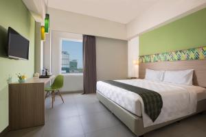 Postel nebo postele na pokoji v ubytování KHAS Makassar Hotel