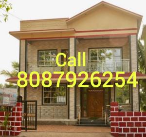 une maison avec un indicatif d'appel devant elle dans l'établissement Priyansh Home stay, à Harihareshwar