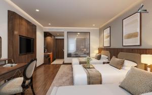 ein Hotelzimmer mit 2 Betten und einem TV in der Unterkunft Quynh Trang Hung Yen Hotel in HÆ°ng YÃªn