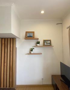 una sala de estar con 2 estanterías en la pared en Green Apple Villa, en Batu