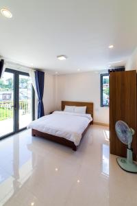 1 dormitorio con cama y ventana grande en Đà Lạt Cao Nguyên Hotel, en Da Lat