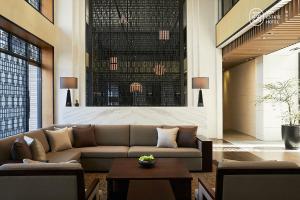 un soggiorno con un divano e un tavolo di Yun Estate Hotel a Tamsui