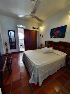 1 dormitorio con 1 cama en una habitación en Hotel Casa de Las Palmas en Cartagena de Indias