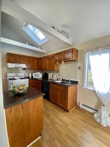 eine Küche mit Holzschränken und einer Arbeitsplatte in der Unterkunft Peddlers Carriage house in New Hope