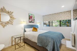 Tempat tidur dalam kamar di Bay Suites - 328 Oriental Parade Wellington
