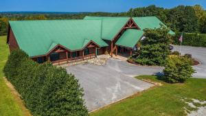 una vista aérea de una casa con techo verde en Grandview Experience Lodge en Spencer