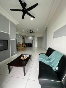 sala de estar con sofá negro y mesa en A2404 Platino 2BR ParadigmMall Netflix By STAY en Johor Bahru