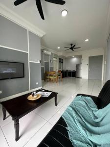 sala de estar con sofá y TV en A2404 Platino 2BR ParadigmMall Netflix By STAY en Johor Bahru