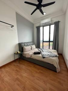 1 dormitorio con 1 cama y ventilador de techo en A2404 Platino 2BR ParadigmMall Netflix By STAY en Johor Bahru