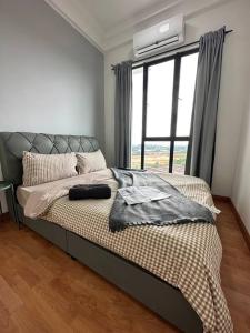 1 dormitorio con 1 cama con manta y ventana en A2404 Platino 2BR ParadigmMall Netflix By STAY en Johor Bahru
