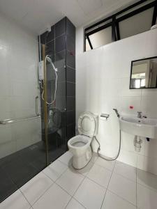 y baño con ducha, aseo y lavamanos. en A2404 Platino 2BR ParadigmMall Netflix By STAY en Johor Bahru