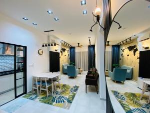 山打根的住宿－Orang Utan Guest House，一间带桌椅的用餐室